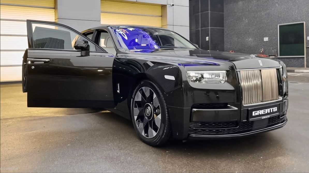 Black Rolls-Royce Phantom detailed to a mirror finish with GREATS plate